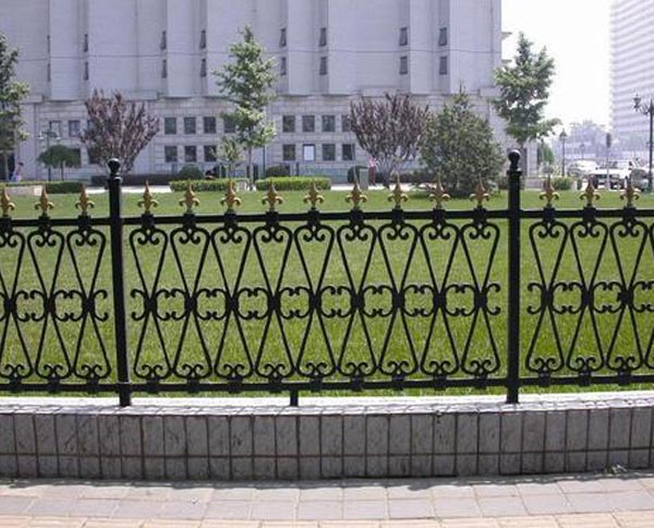 十堰鐵藝護(hù)欄有哪些優(yōu)缺點(diǎn)以及維護(hù)方式呢？